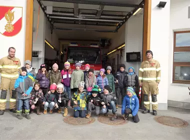 Die Volksschule auf Besuch bei der Feuerwehr